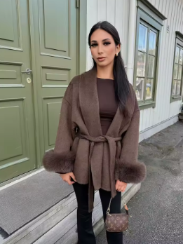 SERENA | Abrigo con cinturón y puños de pelo