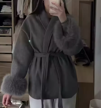 SERENA | Abrigo con cinturón y puños de pelo